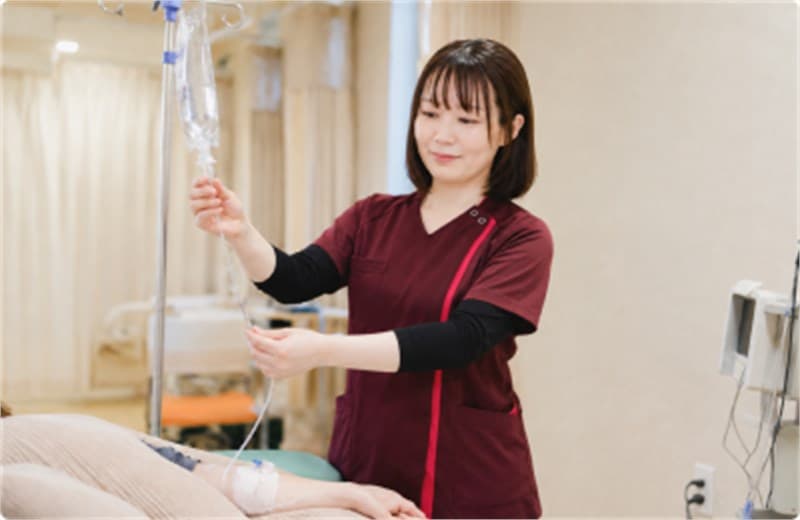 頭痛治療の点滴を準備する様子